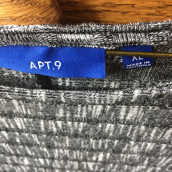 NWT - Apt. 9 top - Picture 3 of 6